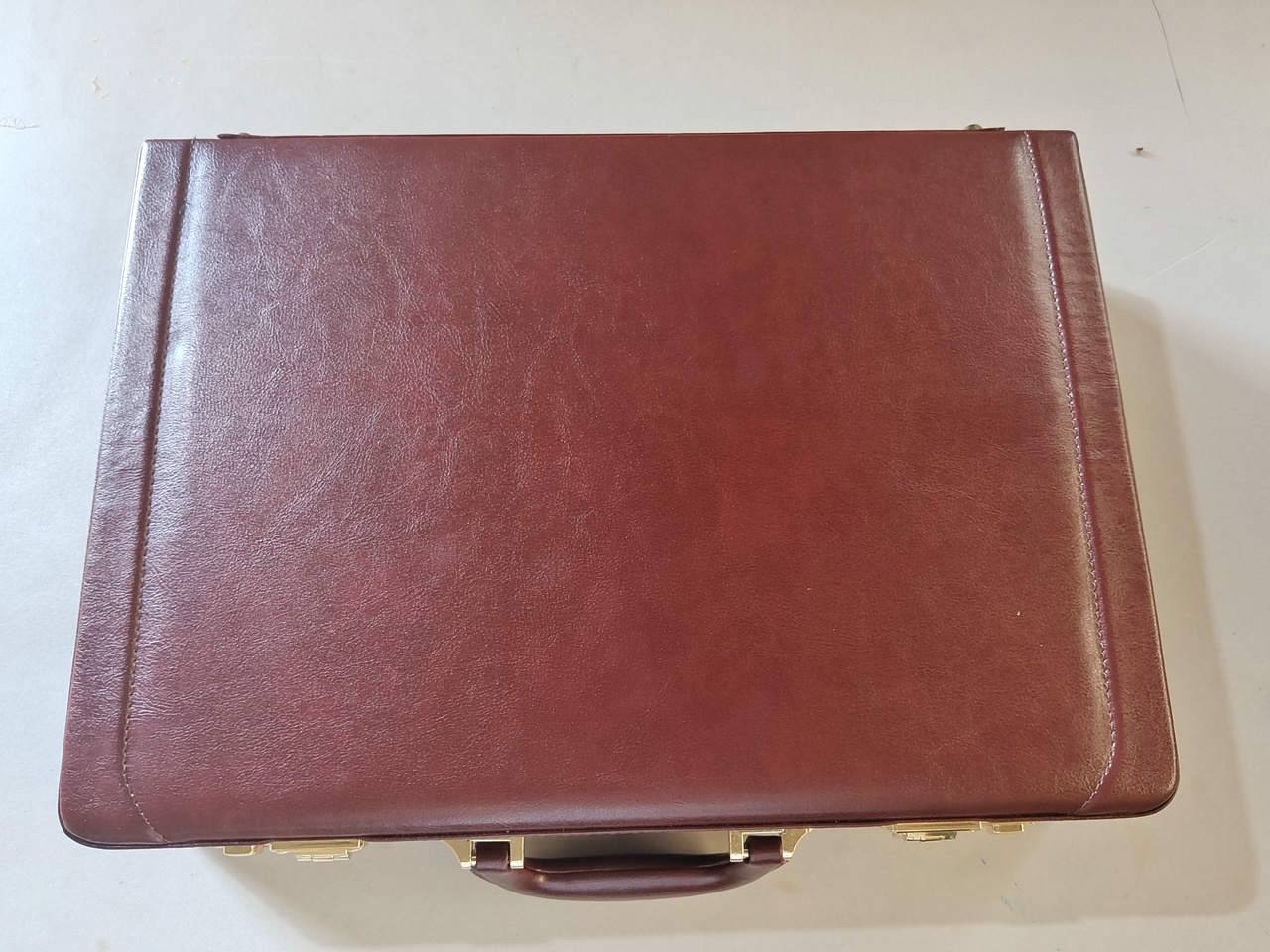 حقيبة دبلوماسية جلد